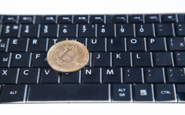 Beyaz bilgisayar klavyesinde Bitcoin. 