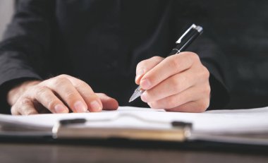 Erkek yargıç belgeyi imzalıyor. Adalet ve Hukuk kavramı