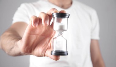 Kum saati tutan adam. Son teslim tarihi kavramı