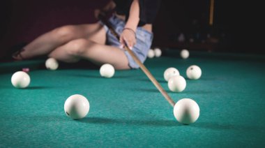 Beyaz kız bilardo oynuyor..