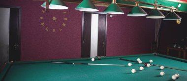 Bilardo odasının içi. Oyun için yeşil tablo