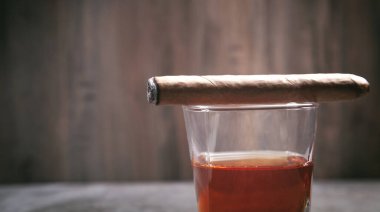 Masada bir bardak viski ve puro..