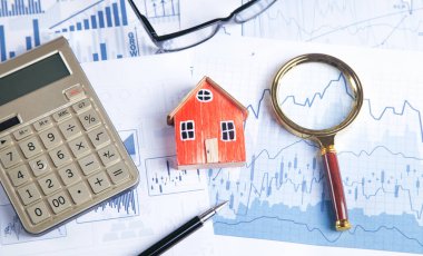 Ev modeli, büyüteç, gözlük, kalem, hesap makinesi..