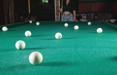 Beyaz kız bilardo oynuyor..