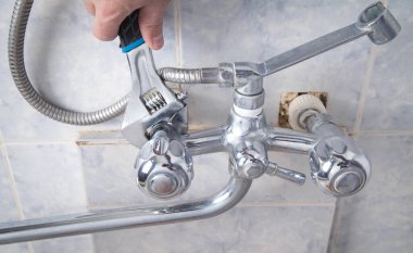 Banyodaki banyo musluğunu tamir edip tamir etmek..