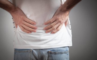 Beyaz adam sırt ağrısı çekiyor..