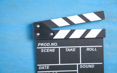 Mavi arkaplanda film alkışı.