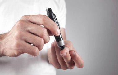 Adam parmak üzerinde mızrak kullanıyor. Kan şekeri seviyesine bakıyorum.