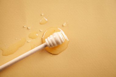 Sarı arka planda ballı.