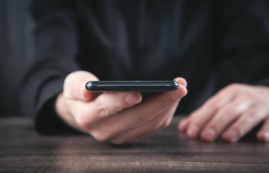 Akıllı telefon tutan adam. Teknoloji konsepti