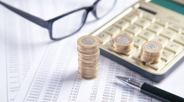 Gözlükler, madeni paralar, hesap makinesi, finansal dökümanlar. İş için. Finans
