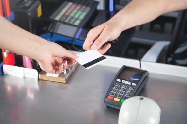 Kadın süpermarkette kredi kartıyla ödeme yapıyor..
