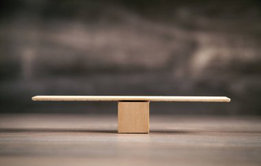 Ahşap arka planda ahşap denge terazileri.