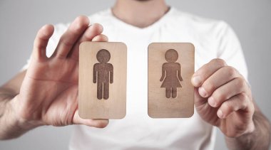 Beyaz adam ahşap erkek ve kadın sembolü gösteriyor.