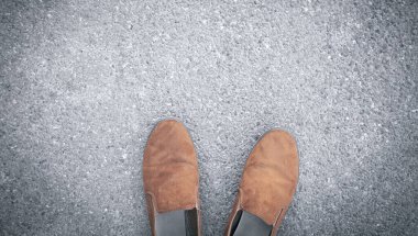 Asfaltta kahverengi ayakkabılar.