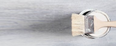 Beyaz arka planda beyaz boya ve fırça.