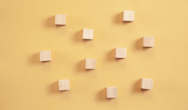 Sarı arkaplanda tahta küpler.