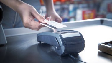 Müşteri, süpermarkette kredi kartıyla ödeme yapıyor..