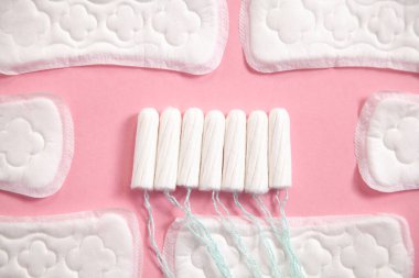 Pembe arka planda adet pedi ve tamponlar..