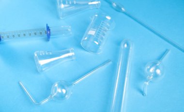 Kimya laboratuvarında cam şişeler..