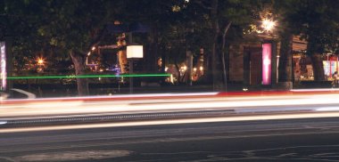 Gece şehrinde araba ışıkları. Trafik vardı.