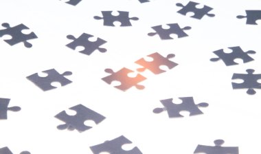 Beyaz arkaplanda yapboz.