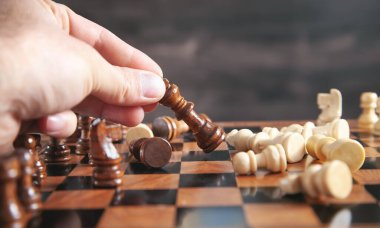 Satranç oynayan adam. Rekabet stratejisi kavramı