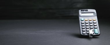 Siyah arkaplanda hesap makinesi.