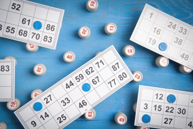Loto masası oyunu için numaraları ve kartları olan variller.