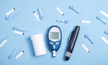 Test şeritleri ve diğer nesnelerle Glucometer. 
