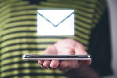 E- posta simgesi olan akıllı telefonu tutan bir erkek..