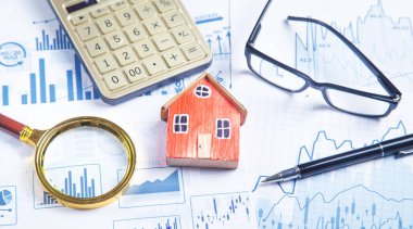 Ev modeli, büyüteç, gözlük, kalem, hesap makinesi..