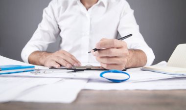 Mimar inşaat planı çiziyor. Ofiste çalışıyorum.