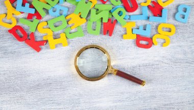 Renkli harflerle büyüteç.