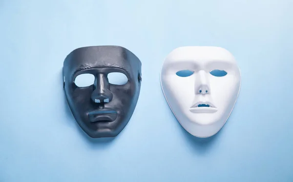 Maschera Bianco Nero Sullo Sfondo Blu — Foto Stock