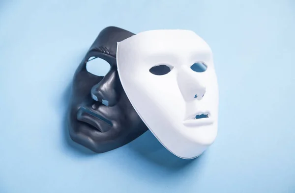 Máscara Blanco Negro Sobre Fondo Azul — Foto de Stock