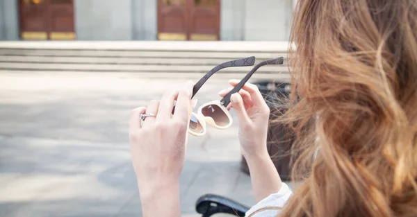 Junge Frau Mit Sonnenbrille Freien — Stockfoto