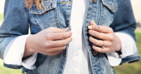 Kadın Kot Ceket Düğmelerini Ilikler — Stok fotoğraf