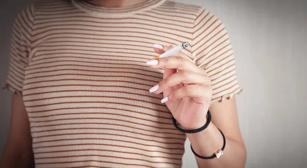 Femme Tenant Une Cigarette Brûlante Fumer — Photo
