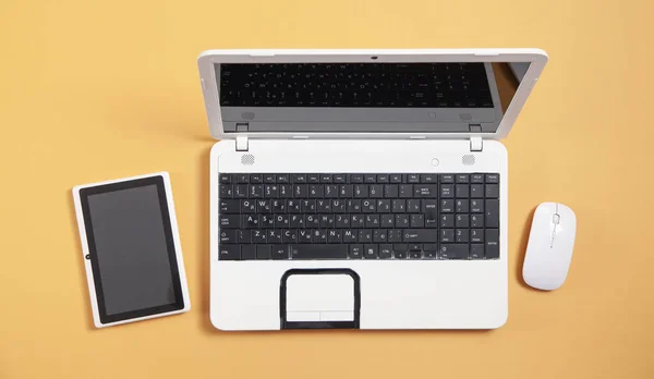 Computador Portátil Branco Tablet Mouse Sobre Fundo Amarelo — Fotografia de Stock