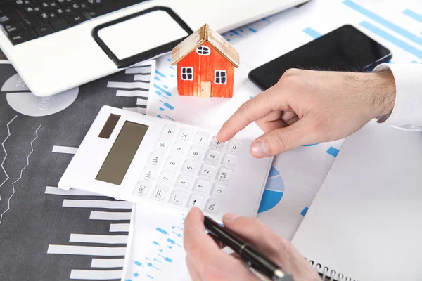 Mężczyzna Obliczający Kredyt Mieszkaniowy Finansowanie Inwestycje Nieruchomości — Zdjęcie stockowe