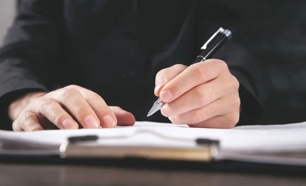 Männlicher Richter Bei Der Unterzeichnung Des Dokuments Gerechtigkeits Und Rechtskonzept — Stockfoto