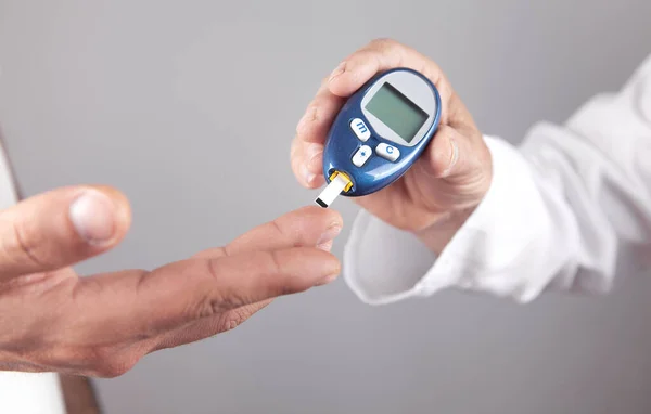 Doctor Meten Glucosespiegel Bij Patiënt — Stockfoto