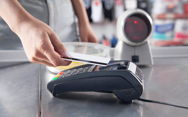 Customer making payment using credit card in a supermarket.