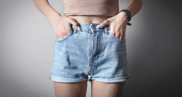 ファッションブルージーンズショートパンツの女性 — ストック写真