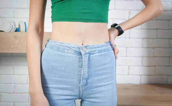 Kaukasische Jonge Vrouw Draagt Thuis Blauwe Jeans — Stockfoto