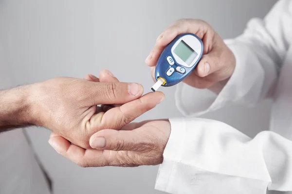 Doctor Meten Glucosespiegel Bij Patiënt — Stockfoto