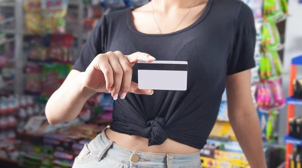 Woman Holding Credit Card Supermarket — Stock Photo, Image