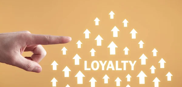 Férfi Kéz Megérinti Hűség Szót Egy Növekvő Nyíllal Lojalitás Növelése — Stock Fotó