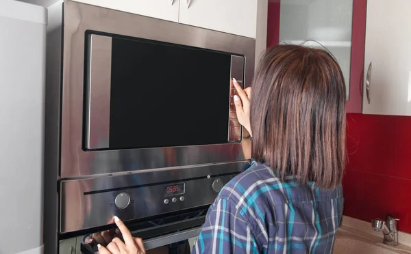 Jari Perempuan Menyentuh Tombol Oven Listrik Dapur — Stok Foto